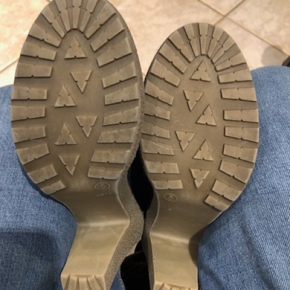 Black heel - Picture 3 of 3